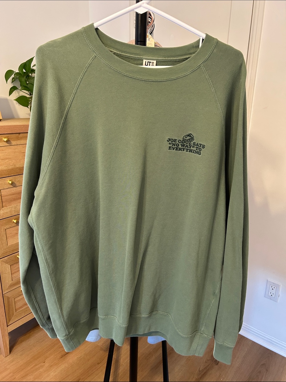 Uniqlo Peanuts Sweatshirt. Size Large. PTP 23”. GUC.